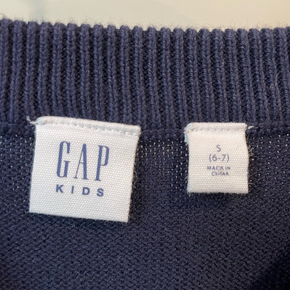 GAP Size Small Sweater with heart detail - Picture 3 of 3